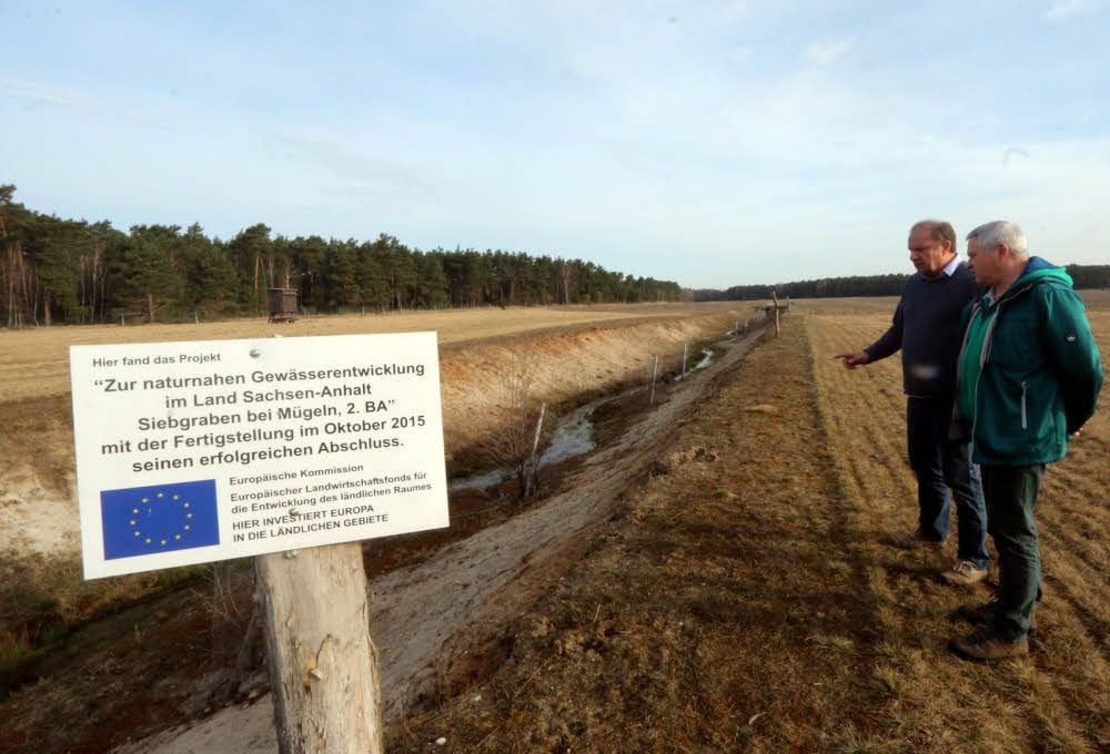 Zu den Kontrollstellen von Thomas Rothe, Vorstandsvorsitzender der Glücksburg Agrar e.G., und Meik Gutzaluk (rechts) von der Stadtverwaltung Jessen gehörte am Mittwoch auch der mit Fördermitteln der Europäischen Union renaturierte Siebgraben bei Mügeln.