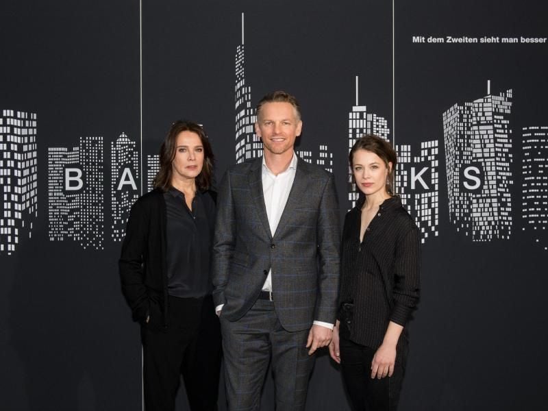 Die Schauspieler Desirée Nosbusch (l-r), Barry Atsma und Paula Beer spielen gemeinsam in der Thrillerserie „Bad Banks”. Foto: Daniel Reinhardt