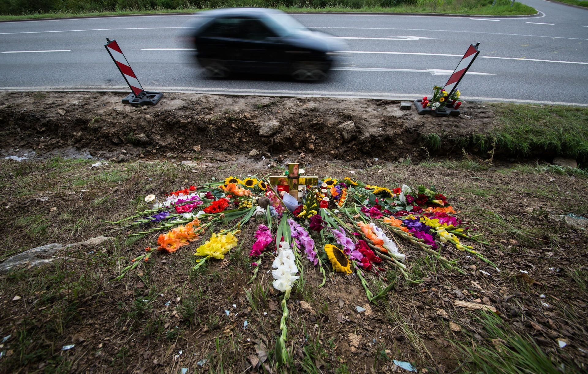 Blumen und Kerzen liegen als Zeichen der Trauer an der Landstraße 361 zwischen Nagold und Mötzingen.