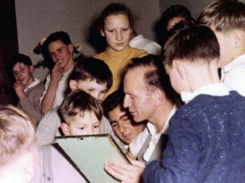 Paul Schäfer (Mitte) mit Kindern in Heide ca. 1960. Foto: WDR/LOOKSfilm/WDR Kommunikation/Redaktion Bild/dpa