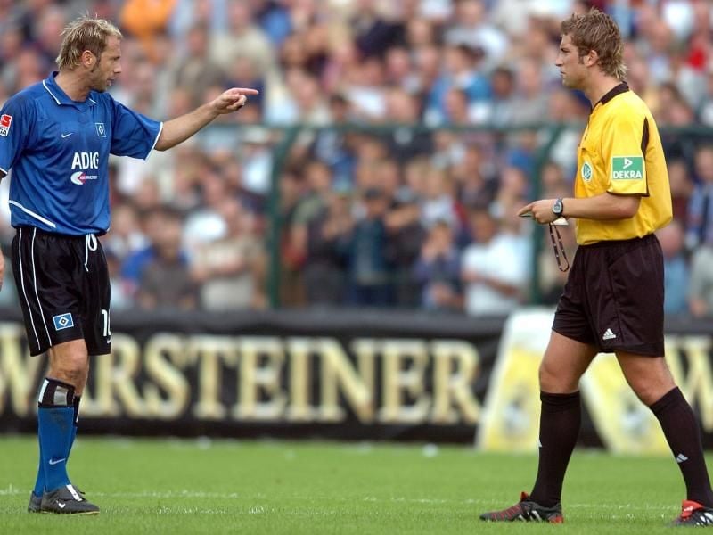 Vor 15 Jahren sorgte Schiedsrichter Robert Hoyzer beim Pokalspiel zwischen Paderborn und dem HSV für einen Skandal. Foto: Oliver Weiken/dpa