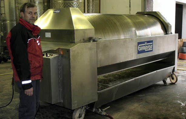 Die erste Station der am Weinkeller angelieferten weißen Trauben ist die Membranpresse von der Herstellerfirma Scharfenberger. Pneumatisch wird mit ihrer Hilfe der Saft aus den Trauben gequetscht.