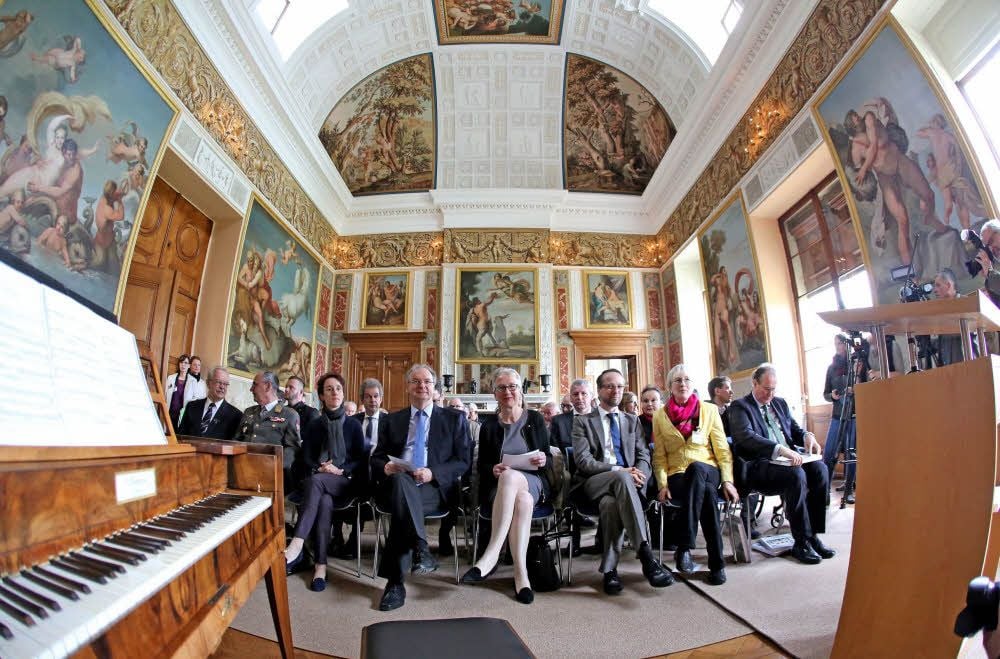 Kulturstiftungs-Direktorin Brigitte Mang (Mitte) rechts neben Ministerpräsident Reiner Haseloff bei der Eröffnung des ersten Teils der Forster-Ausstellung im Festsaal des Schlosses Wörlitz