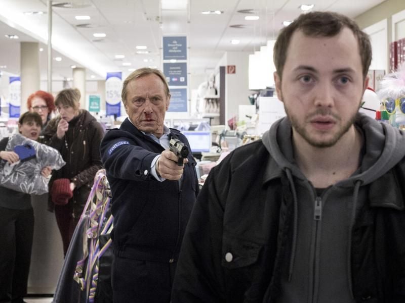 Josef Matula (Claus Theo Gärtner, 2.v.r.) schlägt sich in Frankfurt als Kaufhausdetektiv durch. Wie er das macht, sahen sich am Freitagabend 5,26 Millionen Menschen an. Foto: Georges Pauly/ZDF/dpa