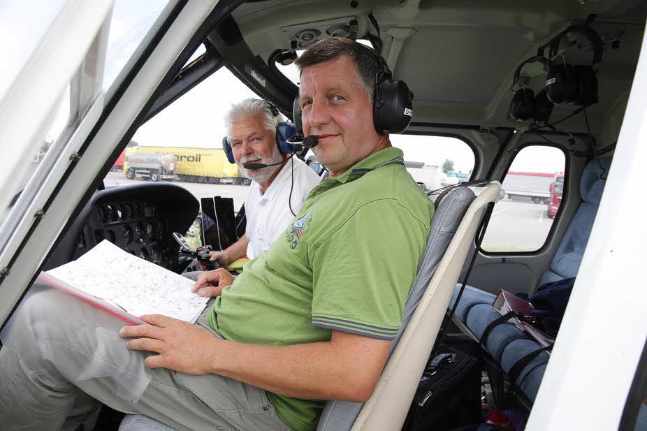 Siegfried Lange (l.) und Michael Merk kontrollieren aus der Luft die Freileitung des Stromversorgers.
