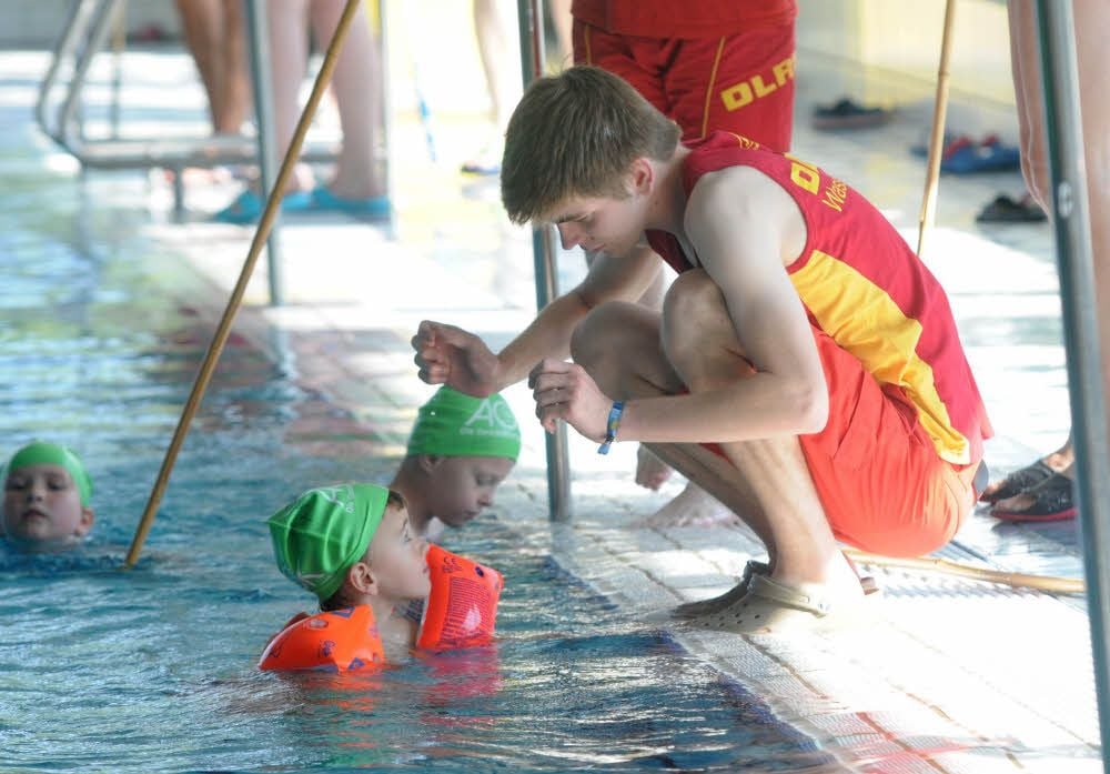 Rettungsschwimmer Malte Wiedemann von der DLRG-Ortsgruppe Naumburg gehörte zum Stab der Betreuer und Übungsleiter beim Kinderschwimmkurs.