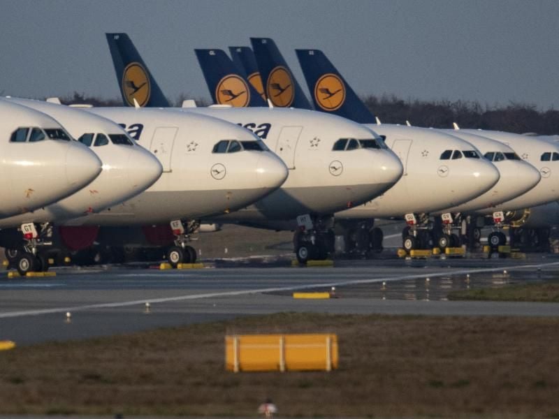 Bis auf weiteres außer Dienst gestellten Passagiermaschinen der Lufthansa sind auf der Landebahn Nordwest am Frankfurter Flughafen geparkt. Foto: Boris Roessler/dpa