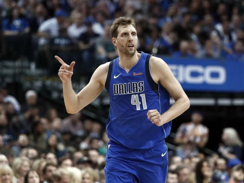 Dirk Nowitzki ist nun auch der älteste Spieler der NBA-Geschichte , der die 30-Punkte-Marke mit 40 oder älter knackte. Foto: Tony Gutierrez/AP/dpa