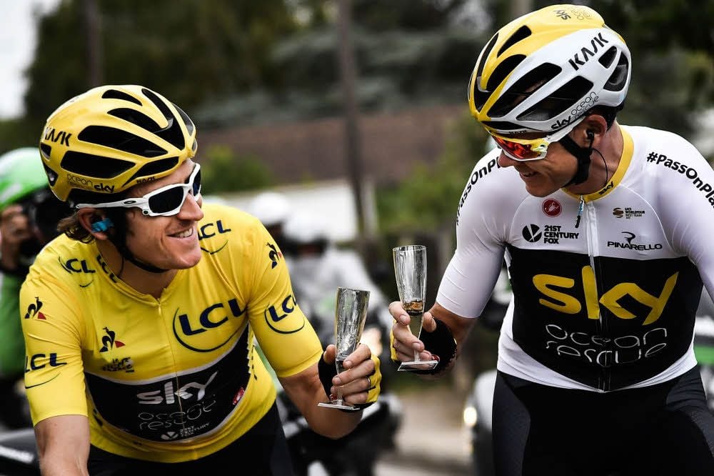 Geraint Thomas (l.) und Christopher Froome beim Champagner.
