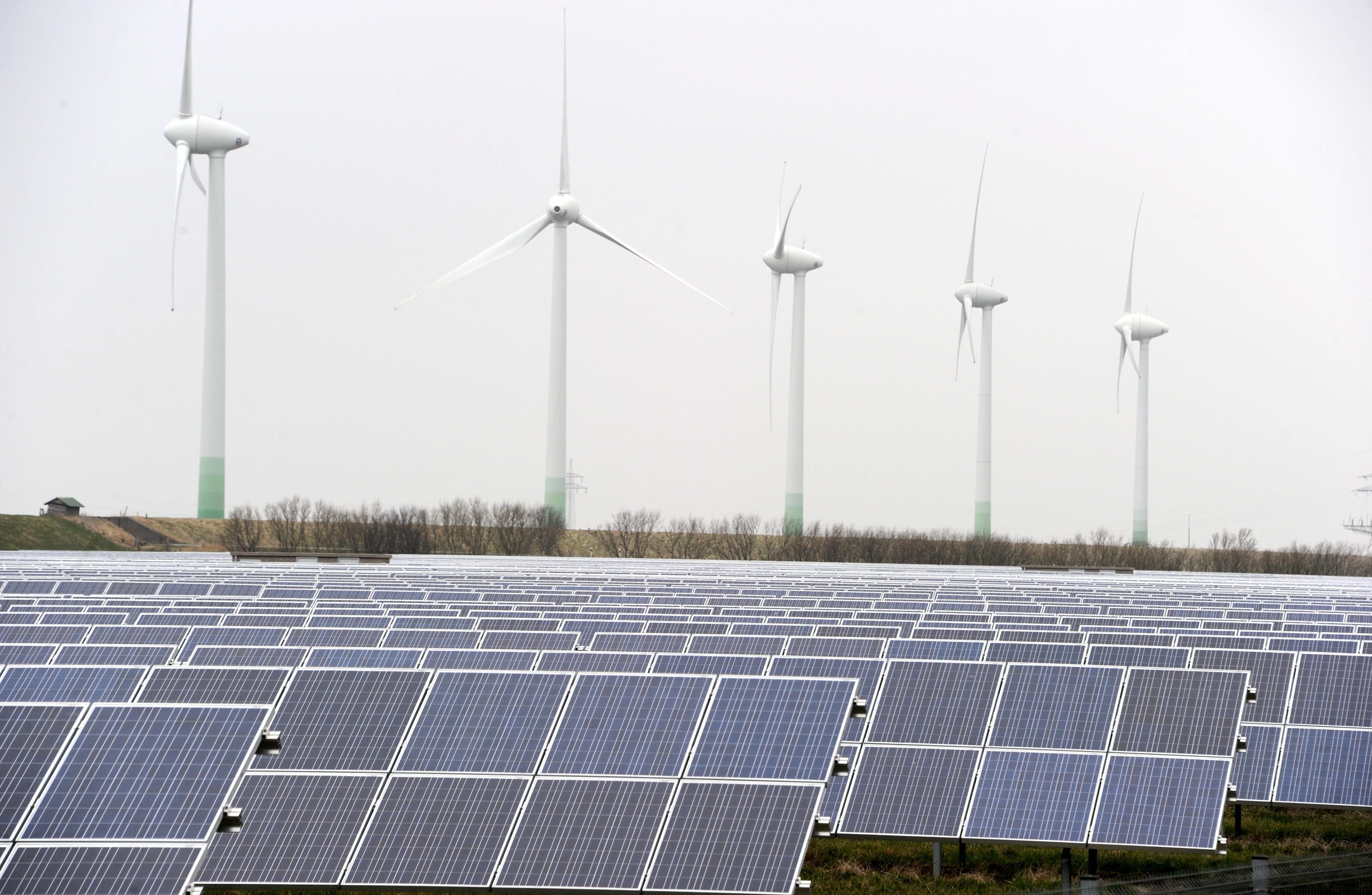 Solar- und Windkraftanlagen, aufgenommen im Friedrich-Wilhelm-Lübke-Koog in Schleswig-Holstein.