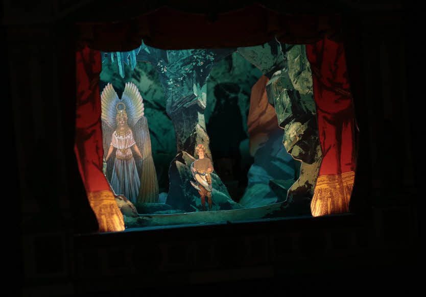 Das Papiertheater und dessen Effekte wirken gut im Dunkeln.