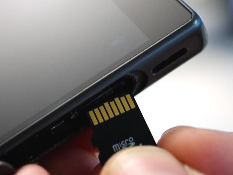In einigen Smartphones kann der interne Speicher mit einer externen Speicherkarte verbunden werden. Foto: Andrea Warnecke