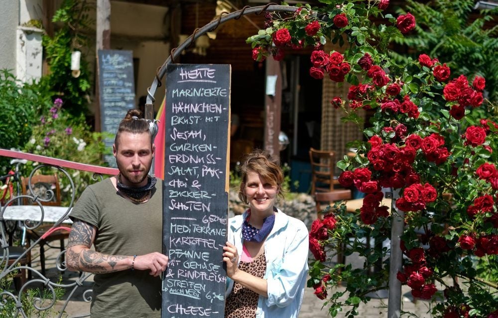 Alexander John und Jessica Zeitler offerieren in der neu eröffneten „Laube“ am Reileck Gerichte der internationalen Küche.