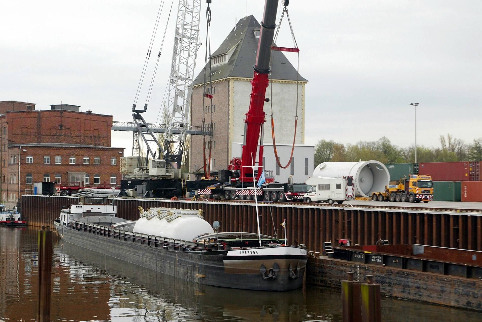 Der Hafen in Aken ist wirtschaftlich von erheblicher Bedeutung für die Stadt.