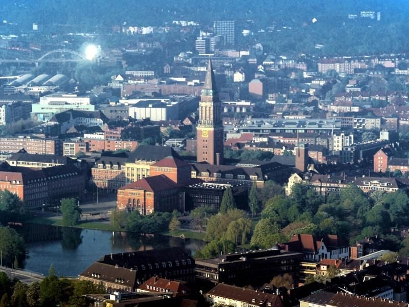 Die Innenstadt und das Rathaus in Kiel (Schleswig-Holstein). Foto: Carsten Rehder/Archiv