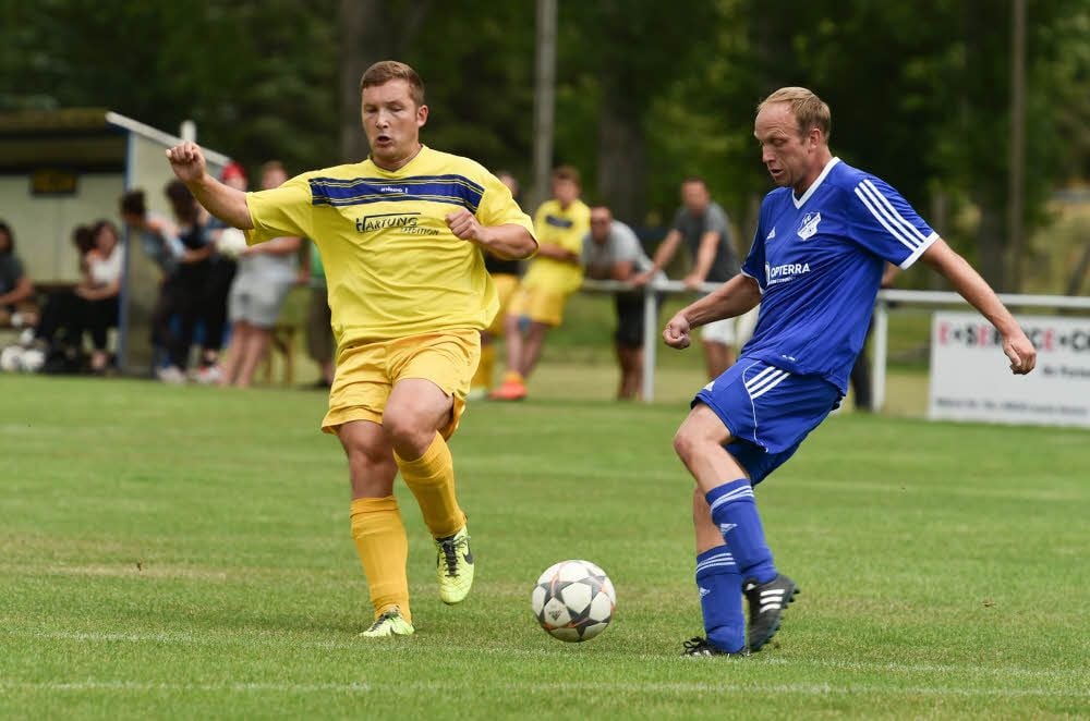Daniel Körner (l.), hier in einem Testspiel mit dem Nebraer Markus Konieczny, hat am Sonnabend ab 15 Uhr auf dem Sportplatz in Bad Bibra mit der Spielgemeinschaft Bad Bibra/Saubach den Kreisoberliga-Aufsteiger Lossa/Rastenberg zur Zweitrundenpartie im Burgenlandpokal zu Gast.