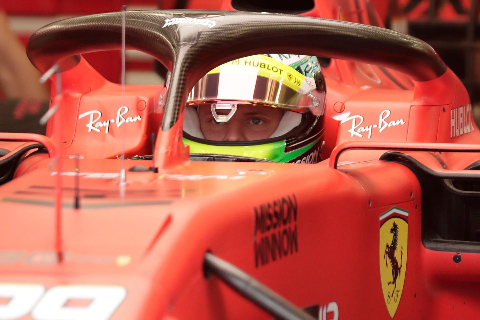Wie Vater Michael sitzt nun auch Sohn Mick Schumacher im Cockpit eines Formel-1-Ferraris.