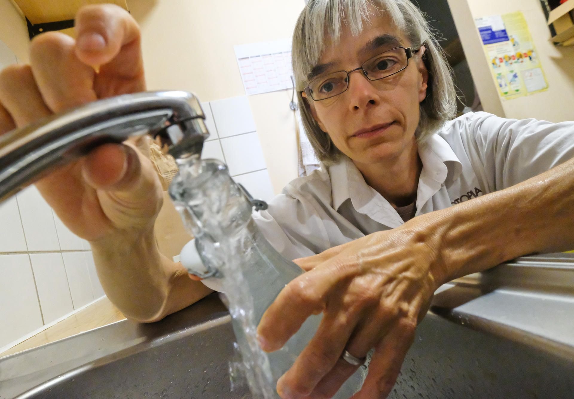 Birgit Rufer, Besitzerin vom Bioladen Biotopia, lässt ihre Kunden kostenlos Wasser auffüllen.