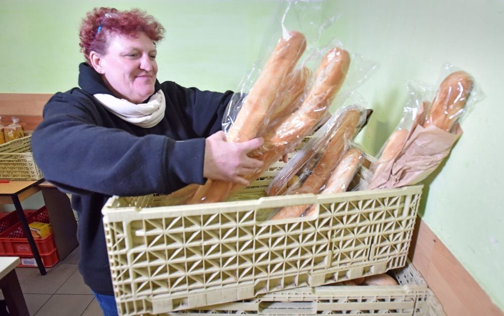 Simone Reichert sortiert das Brot für die Menschen in Not.