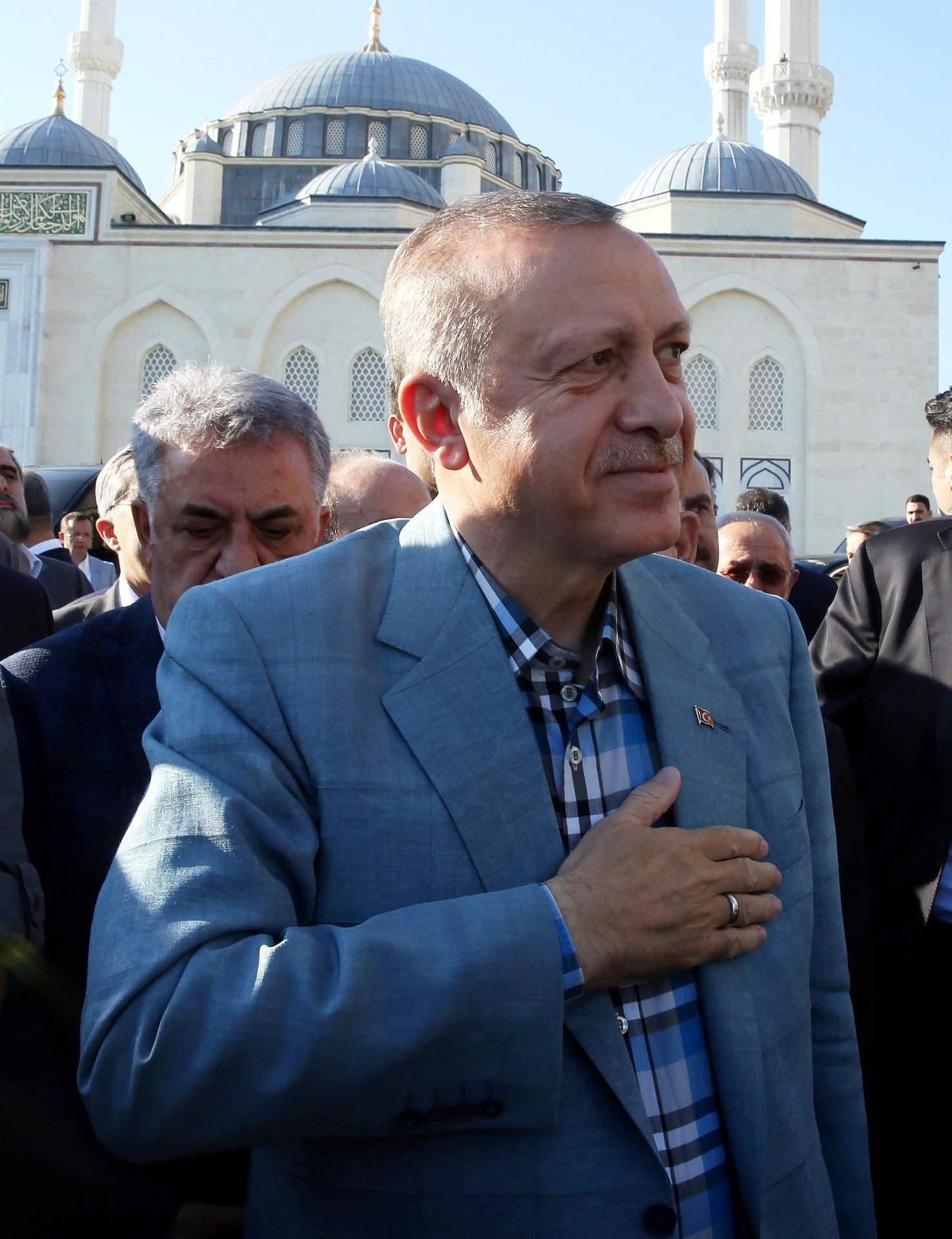 Der türkische Staatspräsident Erdogan verlässt nach einem Gebet eine Moschee in Istanbul.