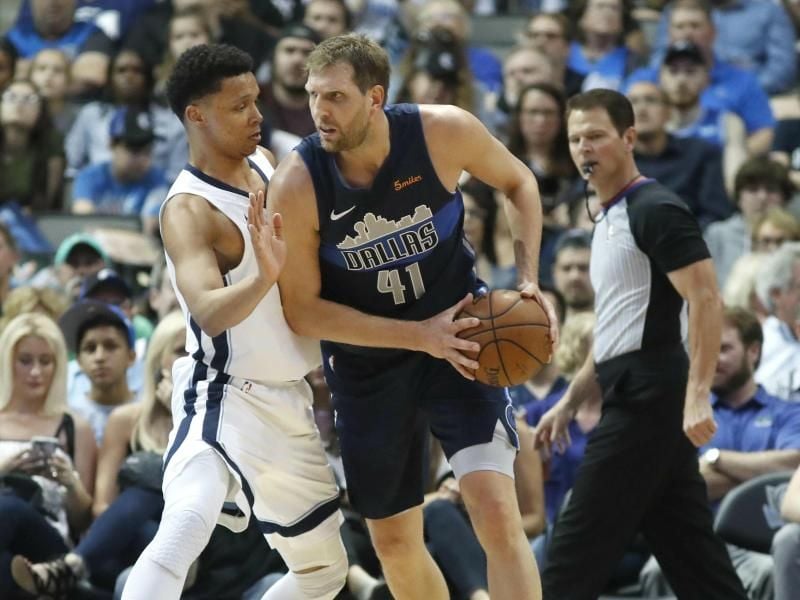 Mavs-Spieler Dirk Nowitzki setzt sich gegen Ivan Rabb von den Memphis Grizzlies durch. Foto: Lm Otero/AP/dpa