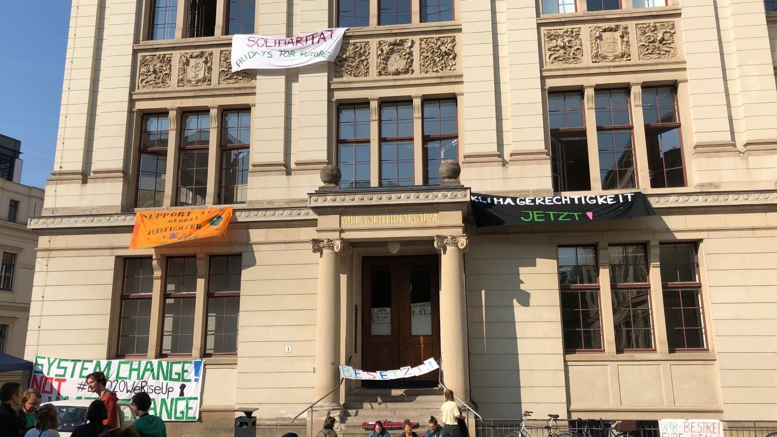 Studenten besetzen einen Hörsaal an der Uni Halle.