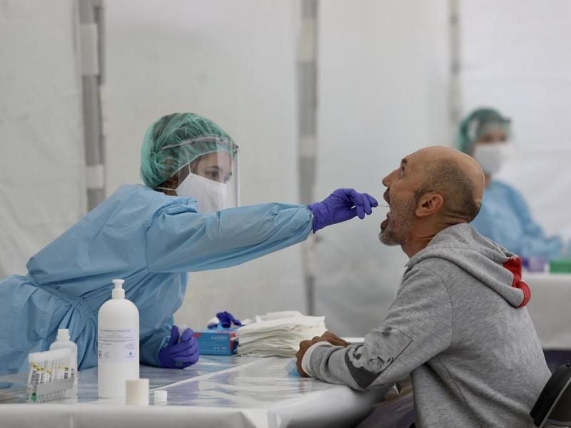 Eine Mitarbeiterin des spanischen Gesundheitswesens nimmt einen Abstrich. In Spanien wächst die Sorge einer zweiten Corona-Welle. Foto: Javi Colmenero/EUROPA PRESS/dpa