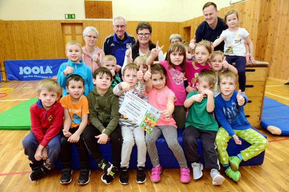Dennis Kannenberg vom Kreissportbund (re. oben) überreicht der Kita „Volkstedter Zwerge“ das Sportzertifikat.