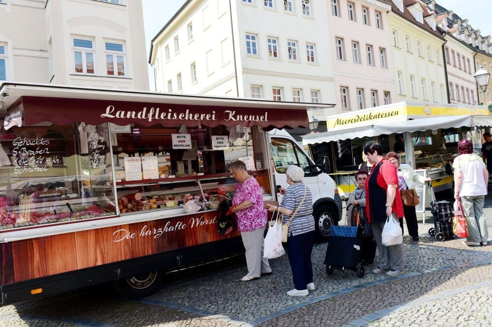 Warten vor der Fleischerei