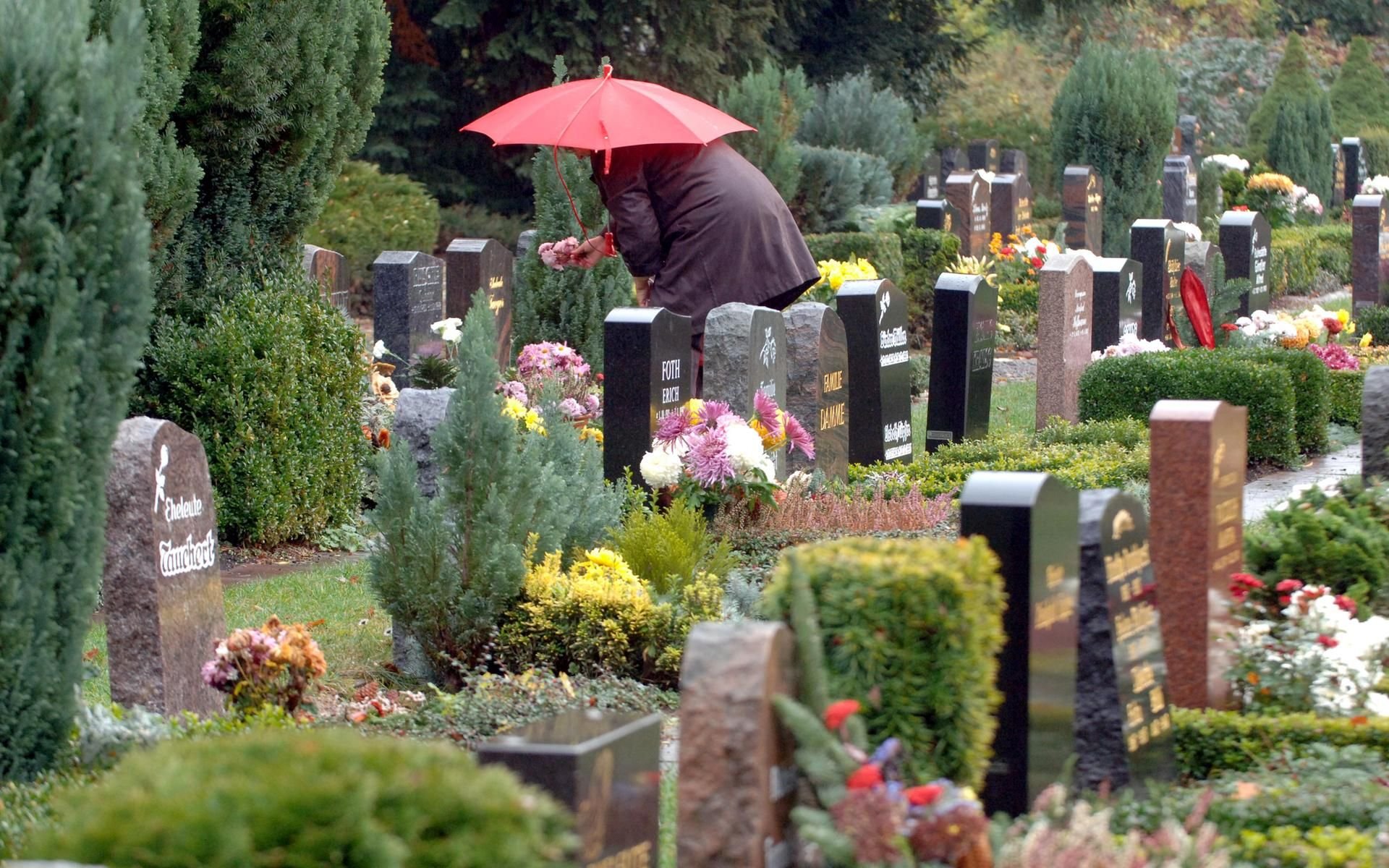 Eine Besucherin auf dem Friedhof. (Symbolbild)