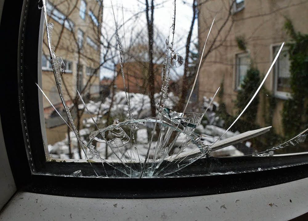 Zersplitterte Scheiben müssen nach dem Sturm an der Schweitzer-Schule repariert werden.