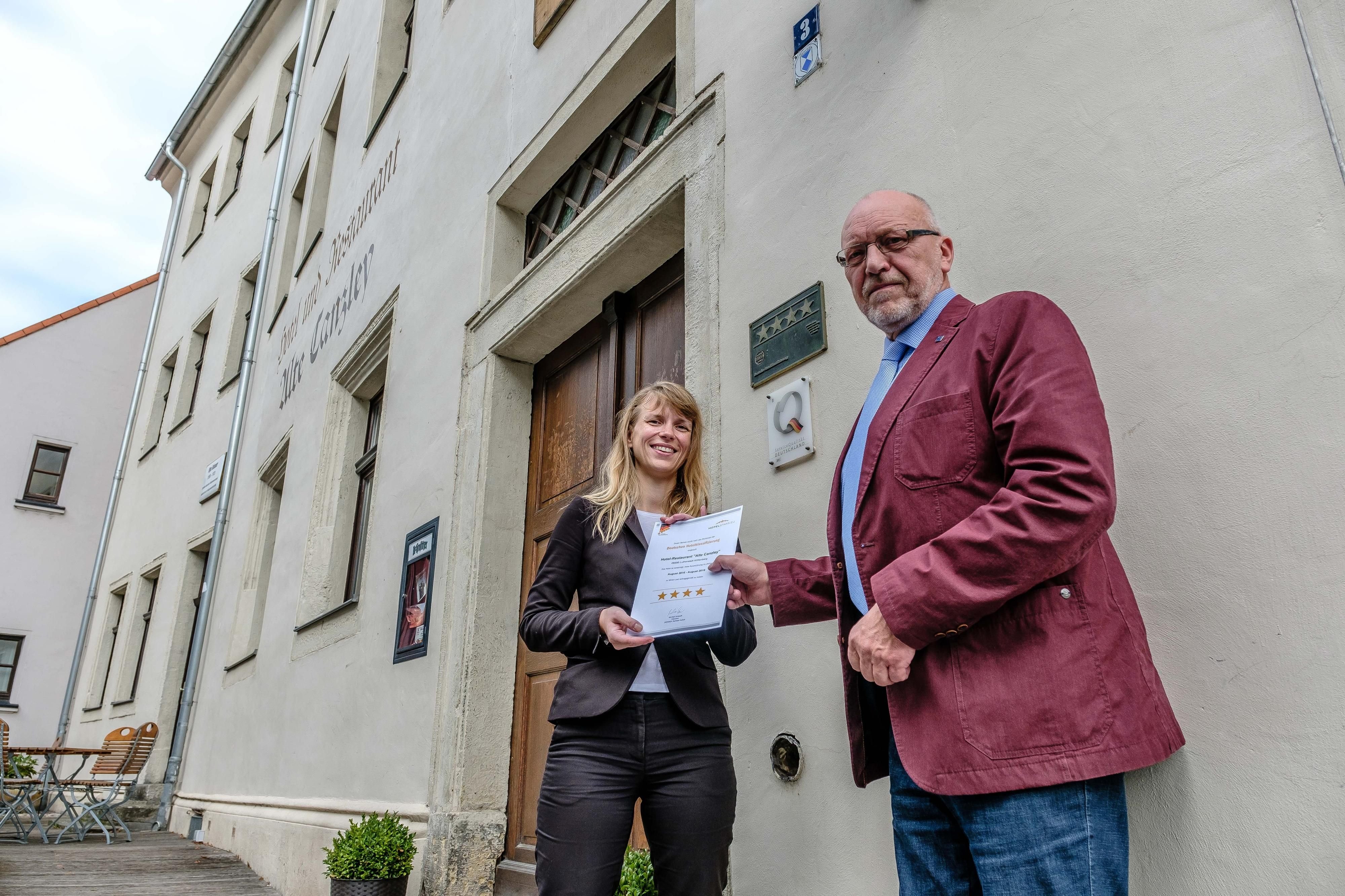 Vier Sterne dürfen bleiben: Das Vier-Sterne-Hotel "Alte Canzley" in Wittenberg, direkt gegenüber der Schlosskirche darf sich auch weiterhin mit vier Sternen schmücken. Geschäftsführerin Doreen Schwarze freut sich gemeinsam mit dem Verbandsbetreuer der Dehoga Lars Hellmund.