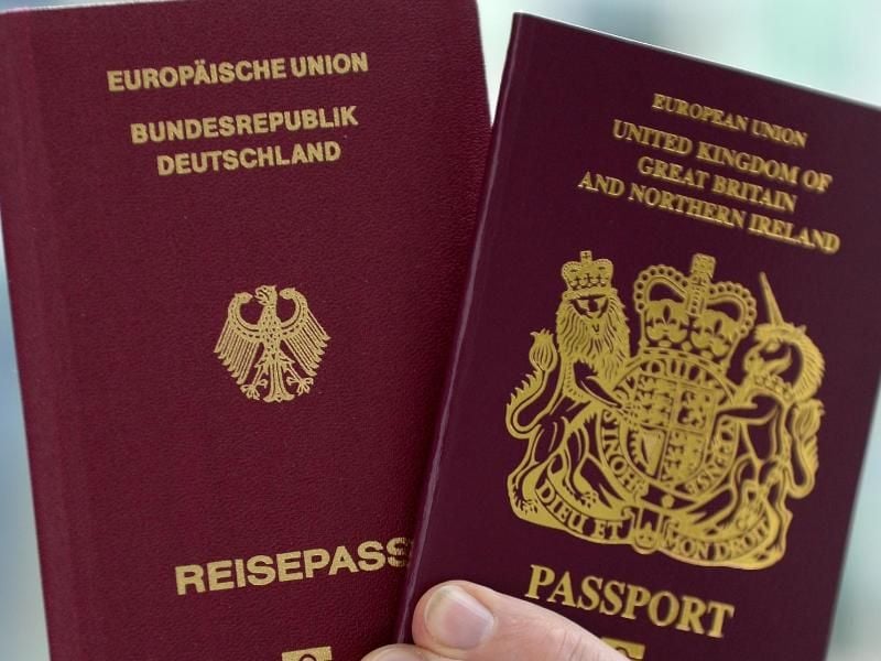 In einen Pass werden in einigen Fällen nicht alle Vornamen aus der Geburtsurkunde übernommen. Daher kann es zu Verwirrungen kommen. Foto: Britta Pedersen/dpa-Zentralbild/dpa