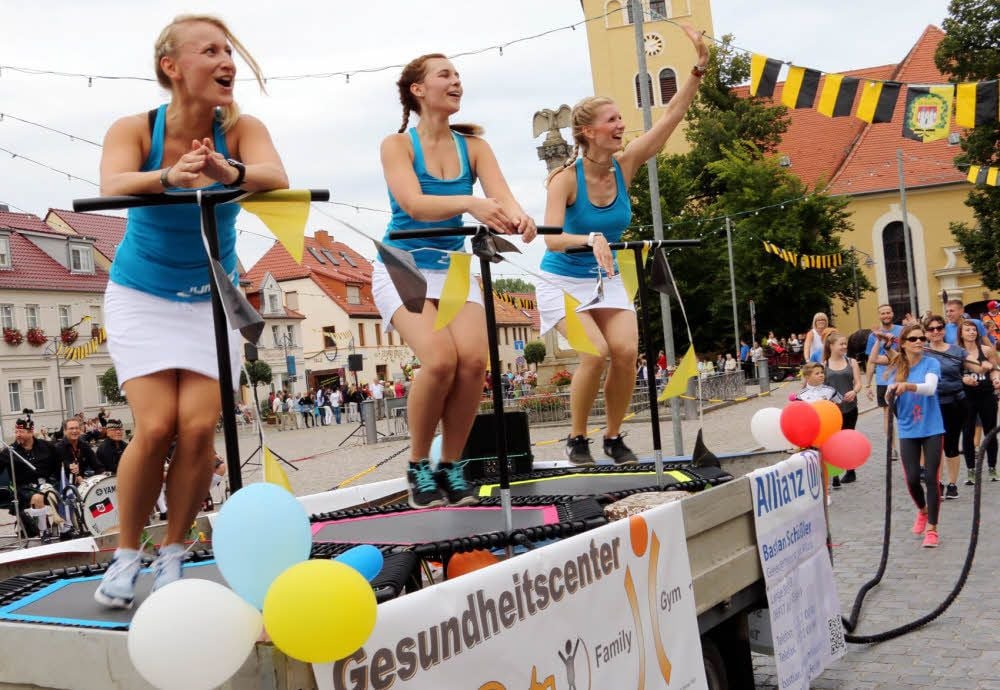 Dass so ein großer Festzausug durch Jessen auch für sportliche Aktivitäten genutzt werden kann, wurde vom „Family Gym“ demonstriert.