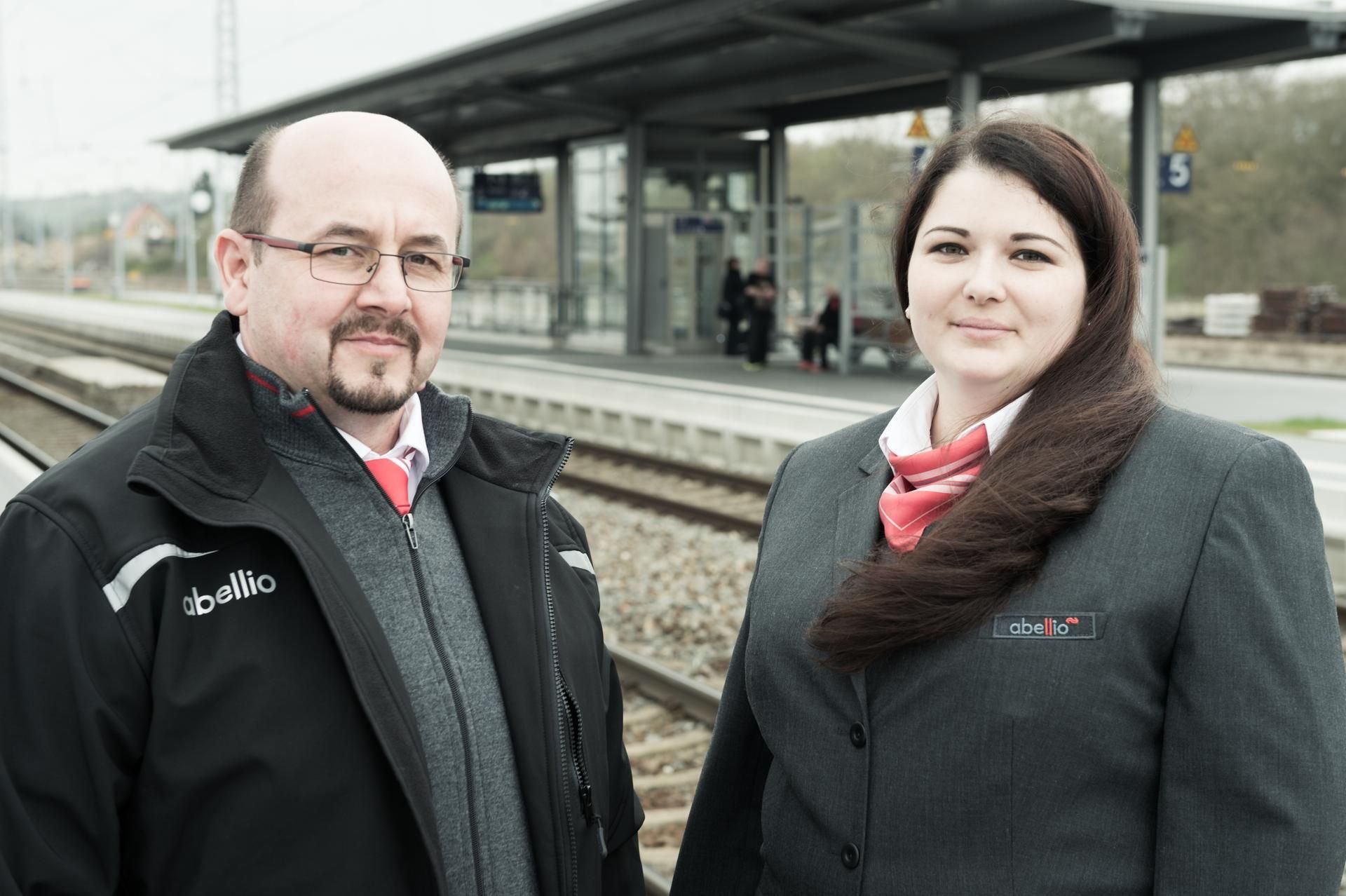Die Abellio-Mitarbeiter Dirk Otte und Maria Voigt sind die Bundessieger im Wettbewerb „Eisenbahner mit Herz“.