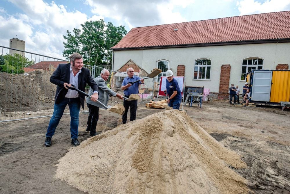Symbol ist Symbol: Bürgermeister, Landrat, Schulleiter und Polier mussten zum Spaten greifen und eine Schippe Sand aufwerfen.