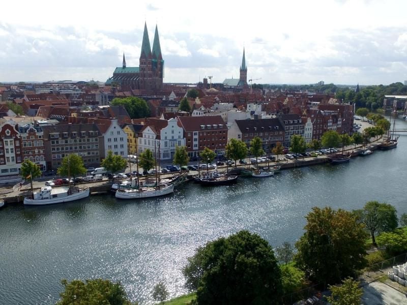 Blick auf die Altstadt von Lübeck an der Trave. Foto: Carsten Rehder/Archivbild