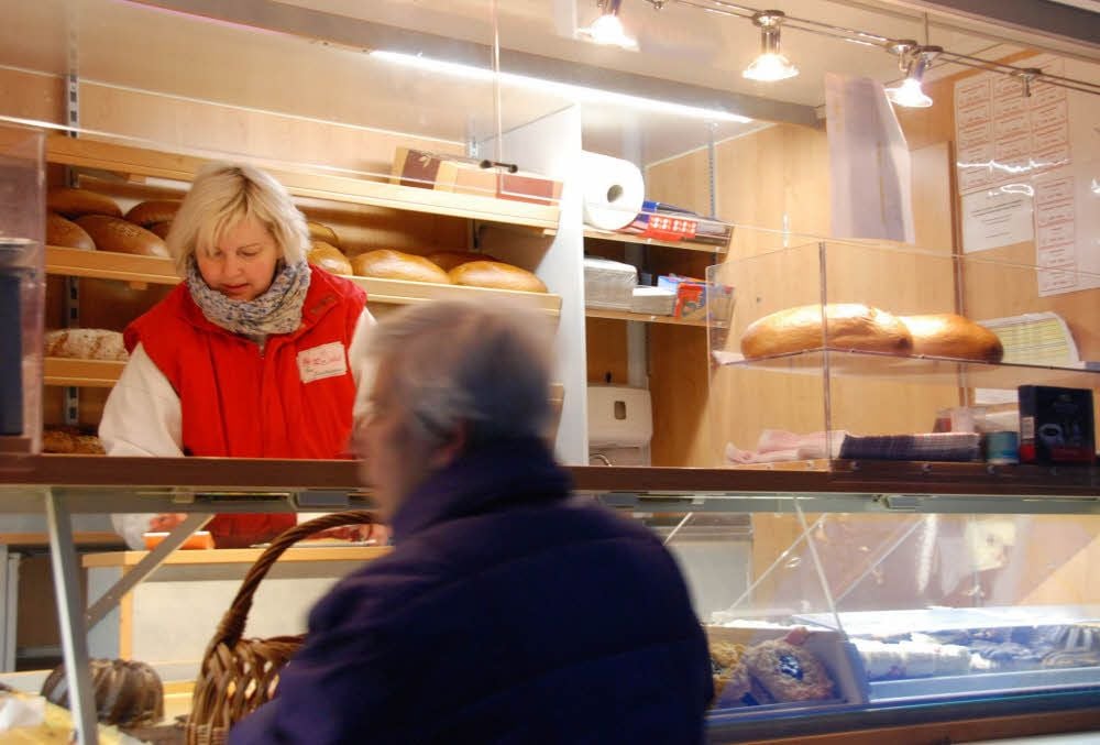 Cornelia Hoffmann bedient einen Kunden in ihrem Bäckermobil.