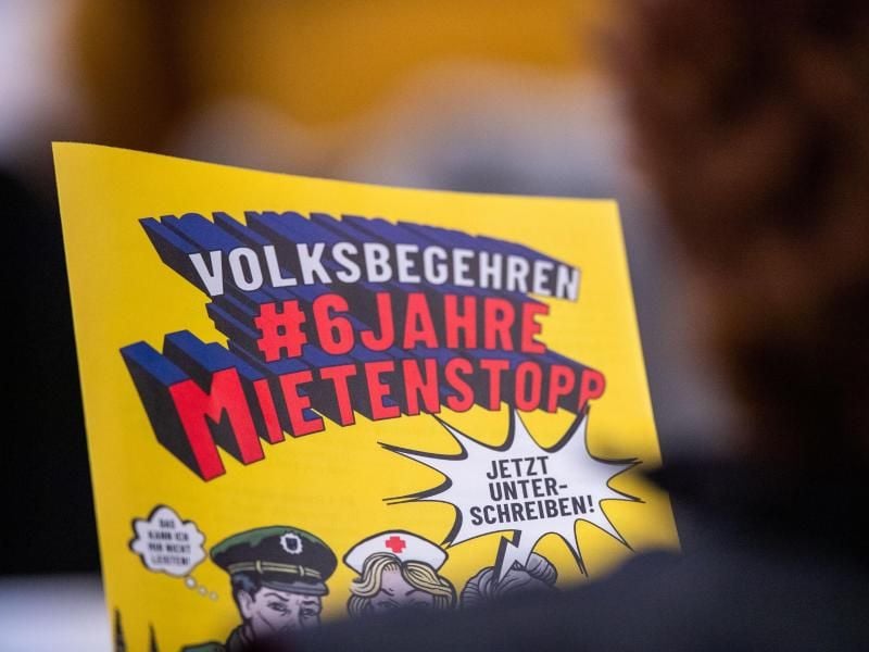 Ein Parteimitglied blickt im Rahmen des kleinen Parteitags der Bayern SPD auf einen Flyer zum Volksbegehren "6 Jahre Mietenstopp". Foto: Lino Mirgeler/dpa