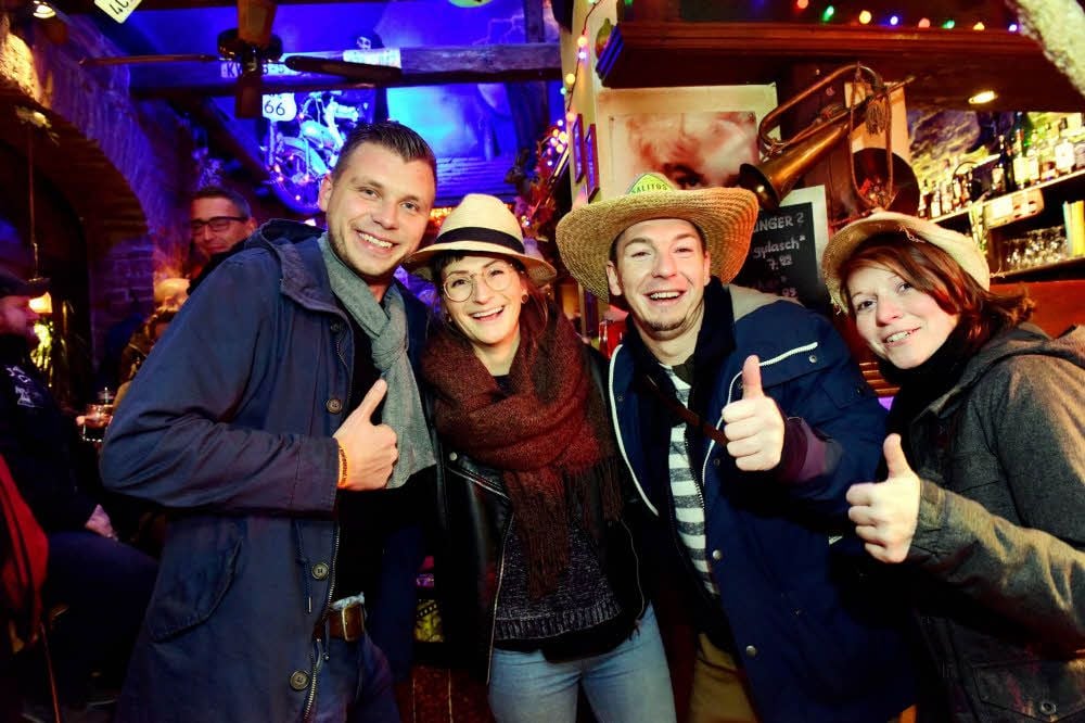 Alex, Vicky, Matthias und Isabell aus Bennungen feierten im Harzrock-Café.