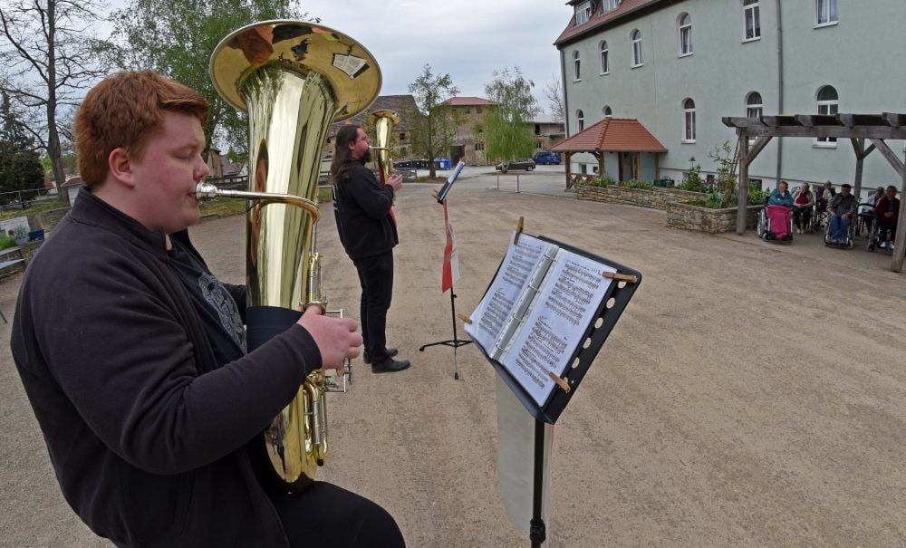 Konzert auf Abstand: Philipp Uta spielt die Tuba, Peter Roskoden das Tenorhorn.