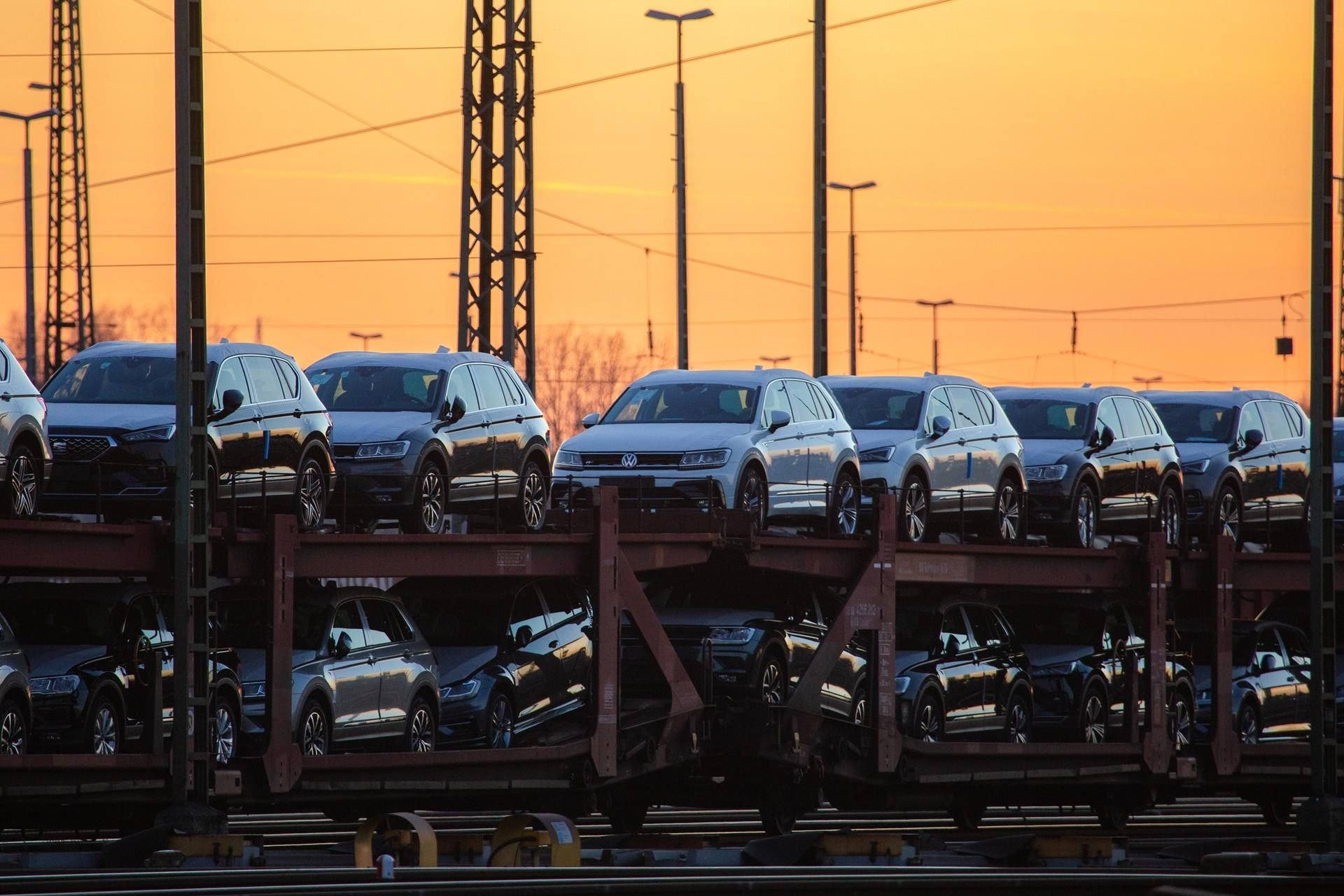 Ein Autotransportzug mit Volkswagen (VW) und Seat Neuwagen auf einem Gleis im Rangierbahnhof Seelze. Die globalen Handelskonflikte wirken sich auch auf den Export in Deutschland aus.