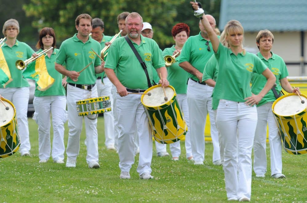 Der Fanfarenzug Großjena, der sein 50-jähriges Bestehen feiert, wird Besucher und Akteure musikalisch auf das Benefiz-Fußballspiel einstimmen.