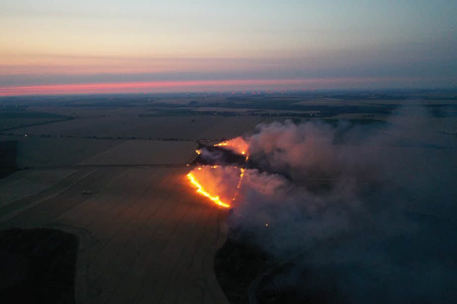Ein Großaufgebot der Feuerwehr löschte in der Nacht zu Donnerstag einen Feldbrand bei Seeburg.