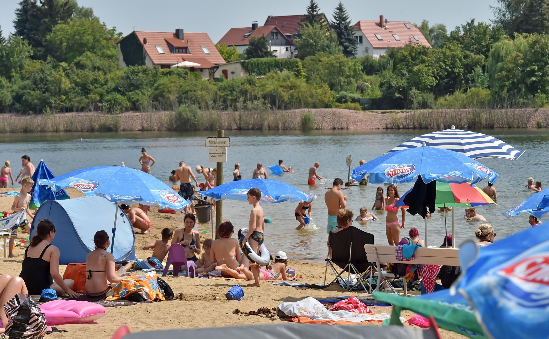 Bei hochsommerlichen Temperaturen über 30 Grad genießen Besucher des Heidebades die Abkühlung im Wasser.