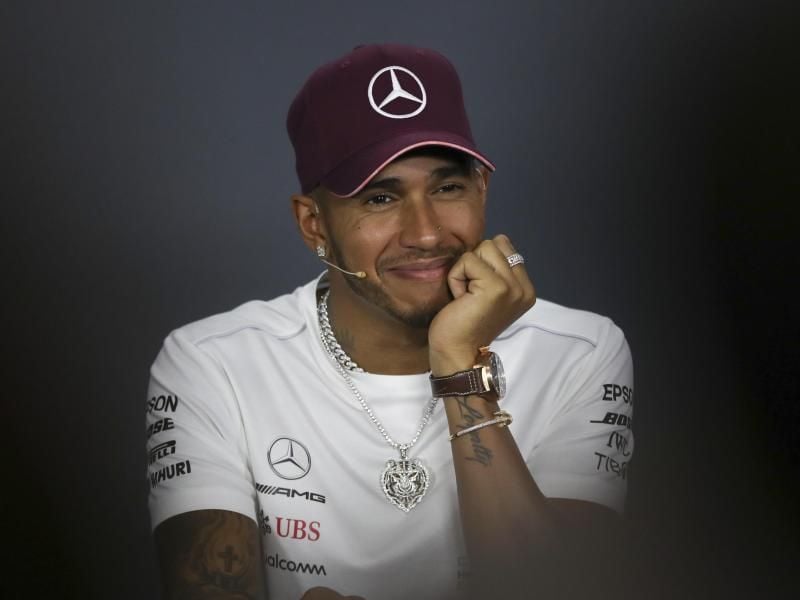 Vor dem Rennen in Singapur flog Lewis Hamilton noch nach Shanghai und New York zur Vorstellung seiner Modelinie. Foto: Yong Teck Lim/AP