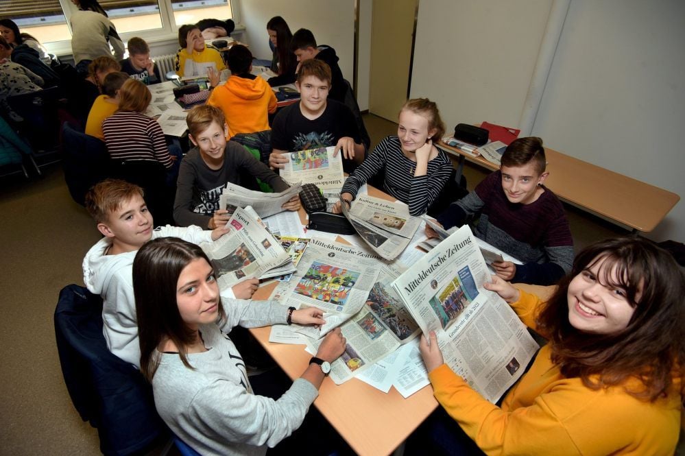 Zeitung lesen, analysieren, eigene Gedanken entwickeln - Achtklässler des Zeitzer Gymnasiums nehmen am Medienprojekt teil.