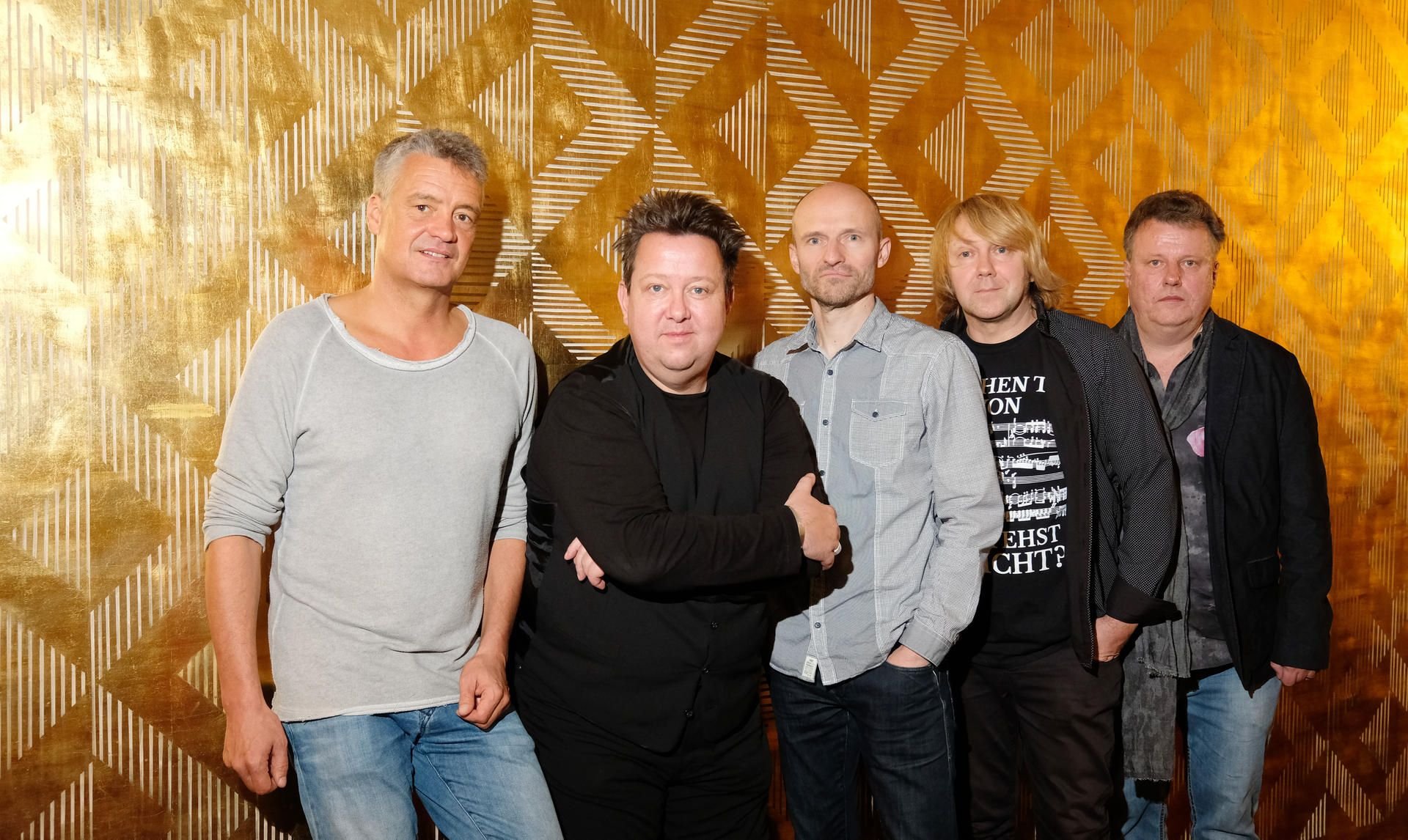 Jens Sembdner (l-r), Sebastian Krumbiegel, Wolfgang Lenk, Tobias Künzel und Henri Schmidt, Musiker der Band "Die Prinzen" in der Oper in Leipzig.