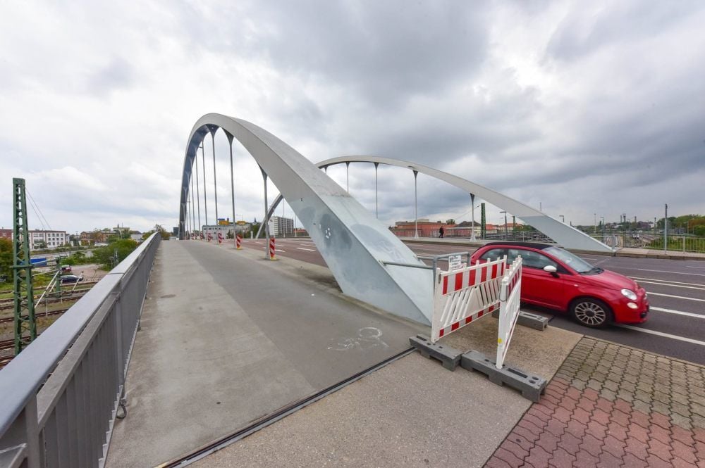 Die Bogenbrücke über die Gleisanlagen am Dessauer Hauptbahnhof wird zur Baustelle.