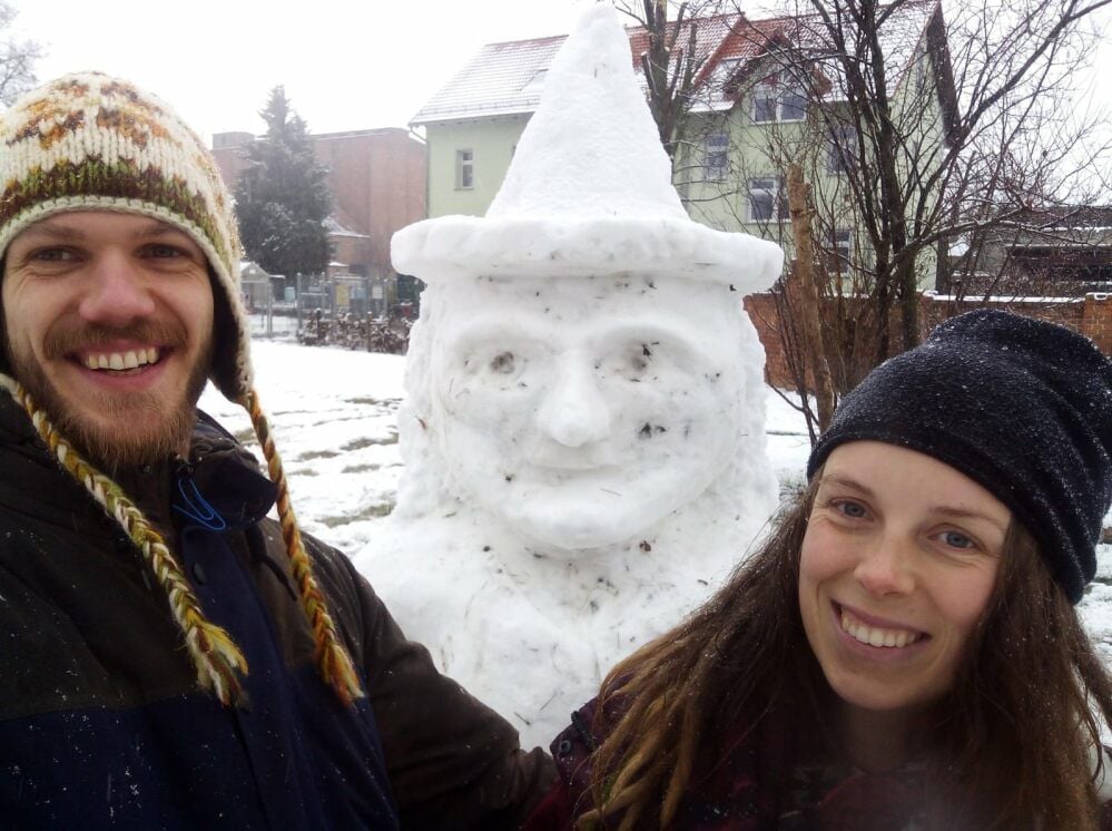 Ein Selfie mit der Schneehexe - das musste sein, nach mehrstündiger Arbeit, die Lena Rüsch und Micha Reimer für das Kunstwerk gebraucht haben.